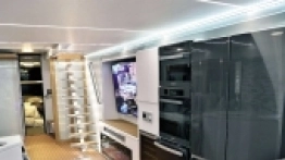 Wnętrze Furriona Elysium wykonane jest oczywiście z luksusowych materiałów. Proszę zwrócić uwagę na schody po prawej stronie – prowadzą one na dach i na lądowisko dla helikoptera - zdjęcie 4